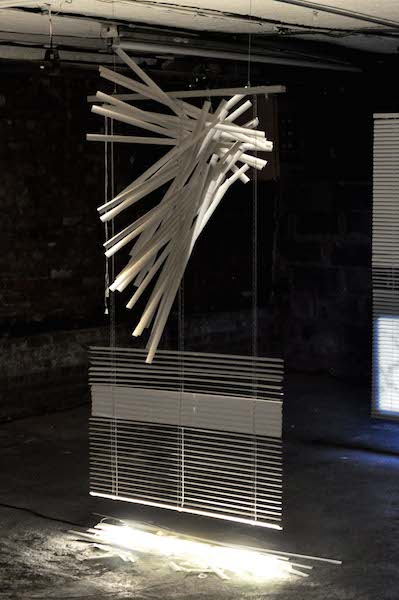 Blind 10/2, 2015, détail de l'installation, store vénitien, c-print, tube fluorescent Dimensions variables Courtesy de Sophie Kitching
