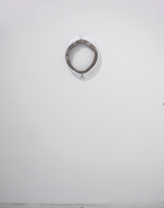 Floryan Varennes, « Dyade ». Cols Blancs, épingles, accroches murales en aluminium, diamètre 30 cm, 2016.