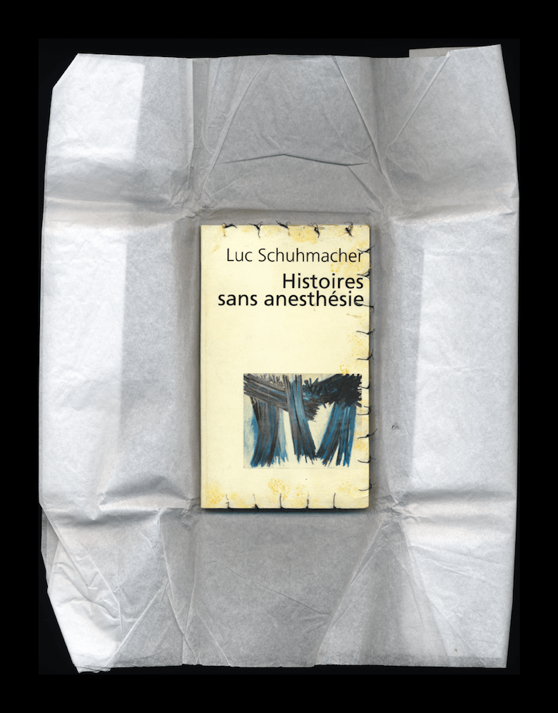Luc Schuhmacher, Histoires sans anesthésie, 2008. Livre suturé par un médecin, Betadine jaune © Luc Schuhmacher