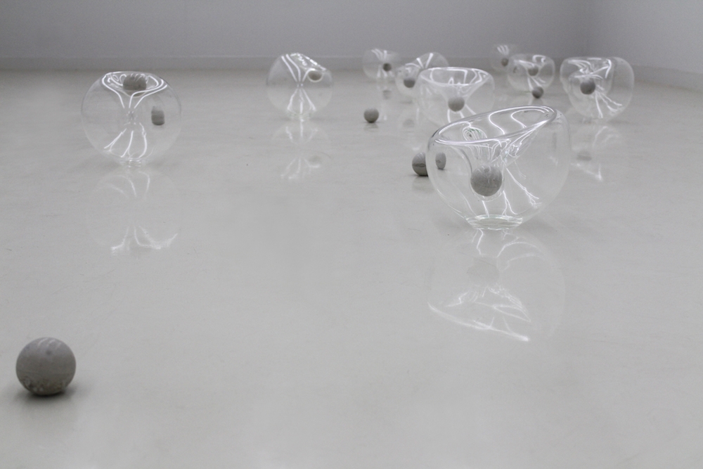 Jean-Baptiste Caron, Champs de force, 2017. Dimensions variables, verre, béton.
