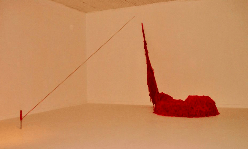 Julia María López Mesa, Tension #2, Installation in situ, 52 kg de chutes de tissus rouges, couteau, 2017.