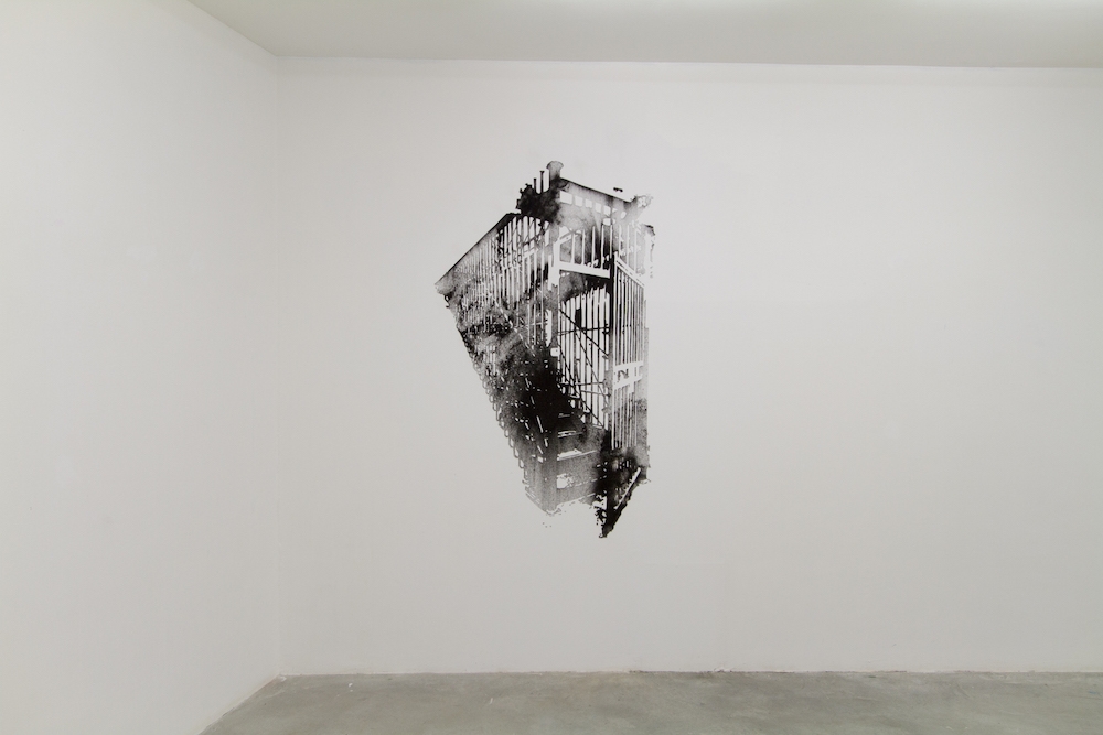 Nicolas Daubanes, Ensisheim, escalier de détention, 2016. Dessin à la poudre d’acier aimantée sur Medium, 170x100 cm. Courtesy de l’artiste et de la galerie Maubert Paris