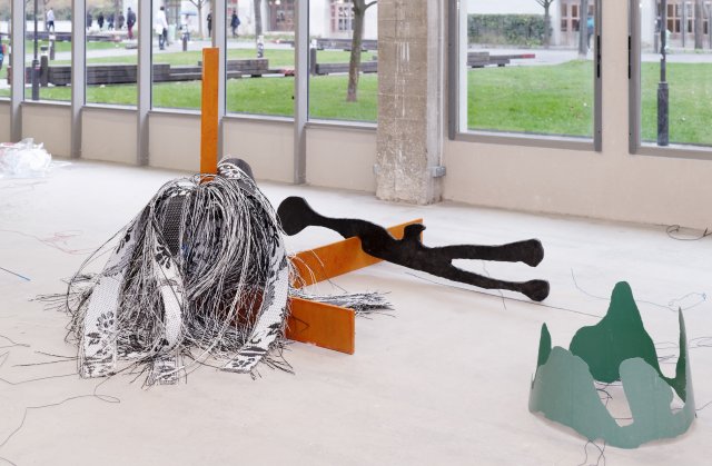 Vue de l’expo­­si­­tion de Julien Creuzet La pluie a rendu cela pos­si­ble à Bétonsalon - Centre d’art et de recher­­che, Paris, 2018. Image © Aurélien Mole.