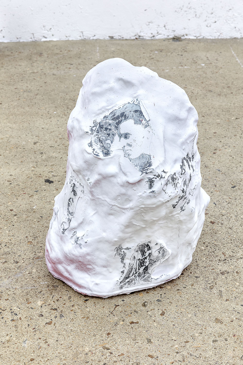 Rémy Brière, Elvis Kisses, 2018 Argile, resine, transfert 52 × 41 × 38 cm
