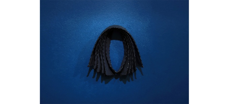 Floryan Varennes, Hiérophanie, 2017. Cols de chemise, perles de rocaille noire, 20 x 30 cm. Vue de l'exposition Dorica Castra, Pollen.