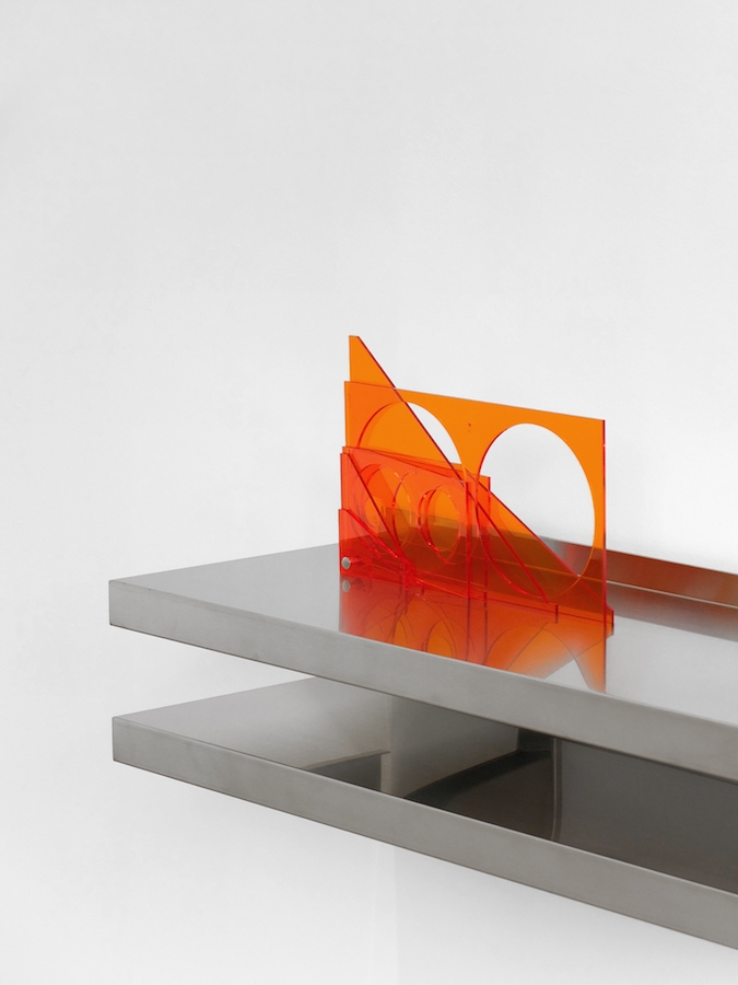 Valérian Goalec, For His Desk, 2018, 8 pièces de plexiglass teinté orange. Photo © Margot Montigy