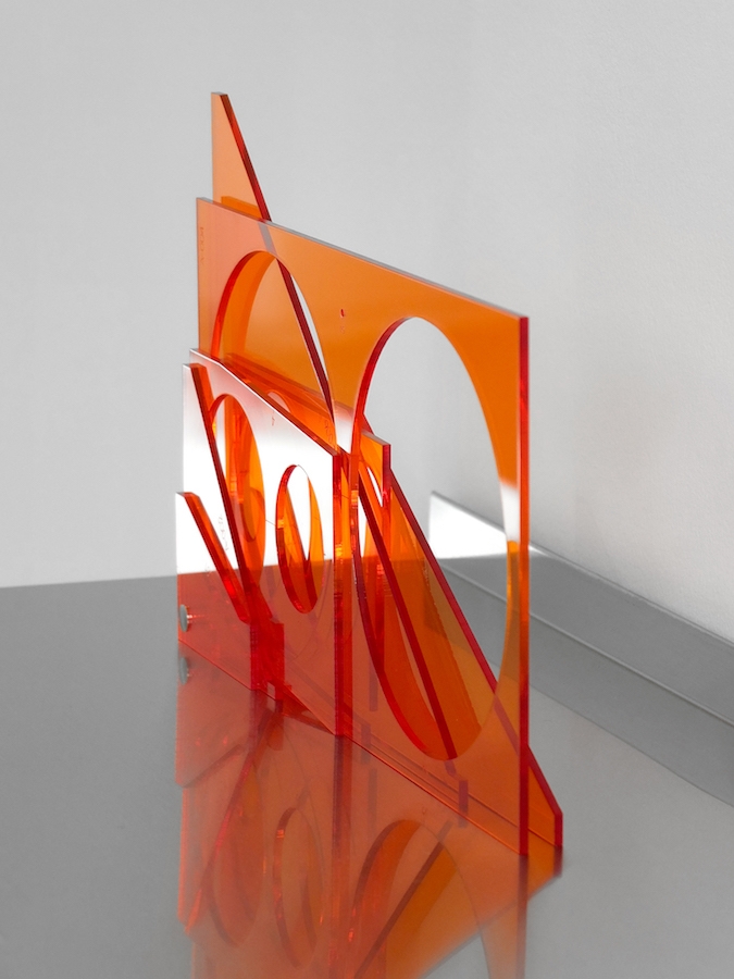 Valérian Goalec, For His Desk, 2018, 8 pièces de plexiglass teinté orange. Photo © Margot Montigy