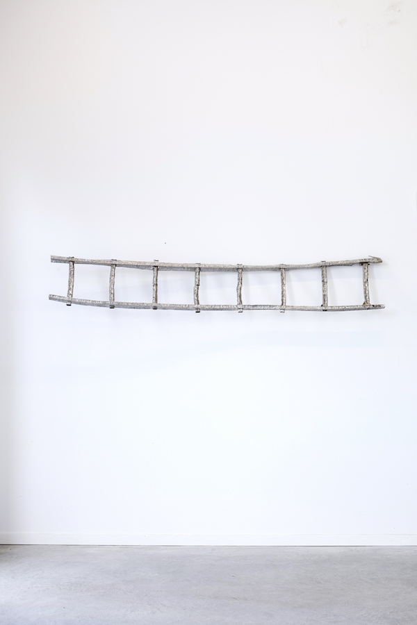Benoit Travers Ebrèchement échelle, 2017, aluminium, 06 x 34 x 220 cm, © Photo Philippe Piron
