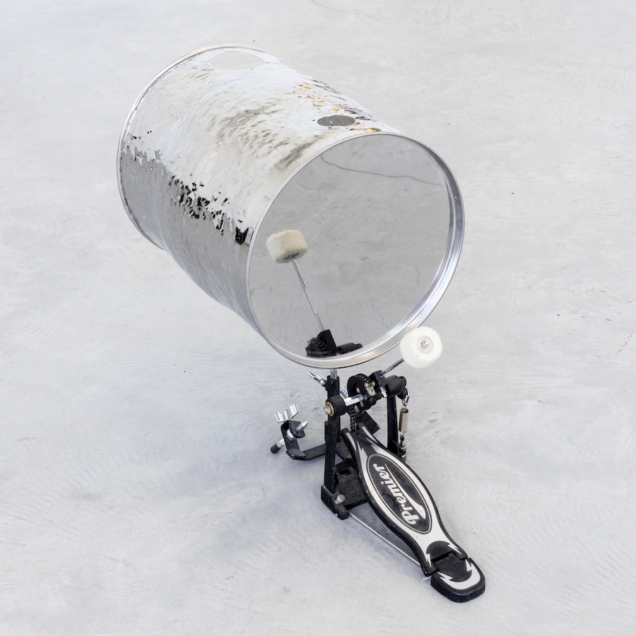 Benoit Travers, Ebrèchement cuve aspirateur industriel, 2018, acier, pédale de grosse caisse, 106 x 64 x 42 cm, © Photo Sylvain Bonniol