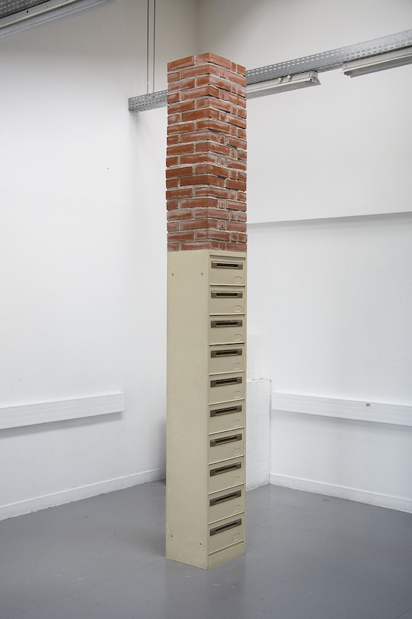 Raphaël Maman, Bâtir la règle, 2018. Trieur à courrier, briques, mortier, 41x34x320 cm