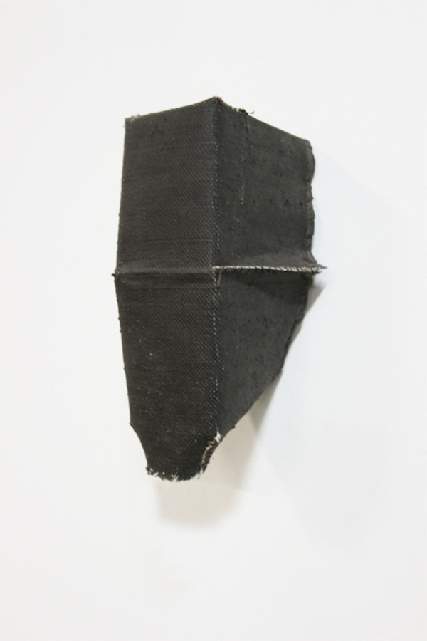 Romain Métivier sans titre (noir) III - 2018 tissu, résine acrylique 24 x 13.5 x 12.5 cm