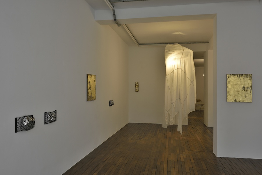 Vue de l'exposition How de  Sergio Verastegui, Galerie Thomas Bernard Cortex Athletico, Paris. Photo Rebecca Fanuele