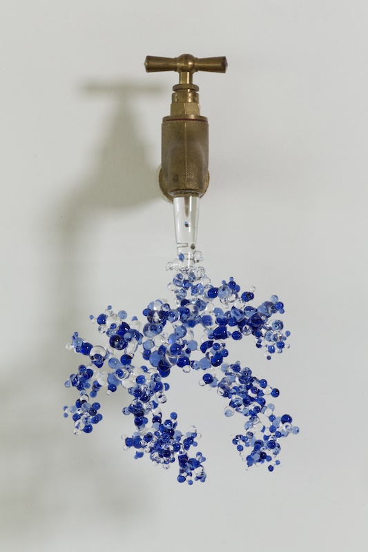 Julie Legrand - Atomisation (Gouttes à gouttes) - Robinet et verre filé au chalumeau - 2020. Crédit photo François Talairach