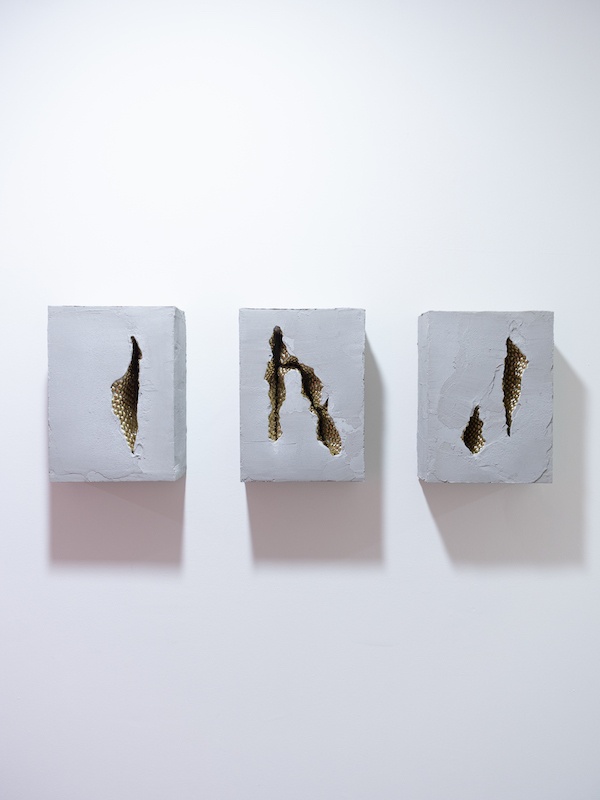 Léo Fourdrinier, Light Through the Veins (série), 2020, Béton, clous tapissiers laitonnés, bois, polyester extrudé, – 25 x 34 x 10 cm (chacun)