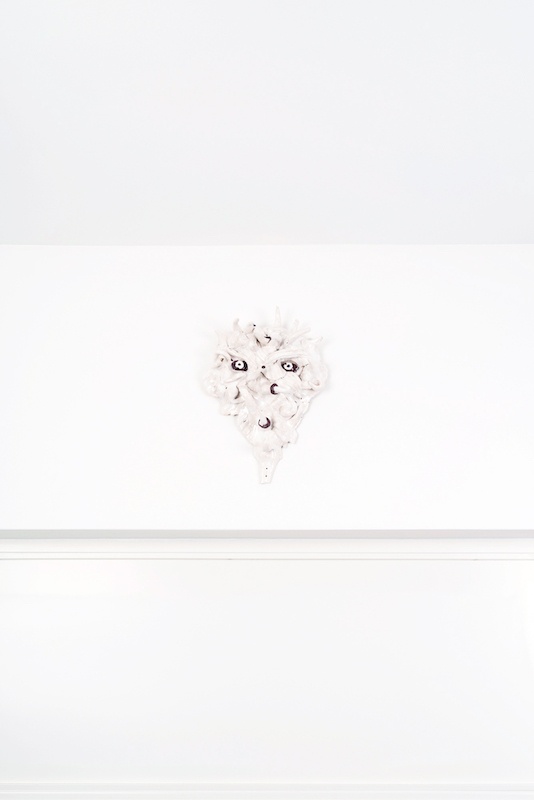 Masking - 20/20/10 cm - Ceramic - 2020 Vue d'exposition Rose Button, de Romain Vicari Placement Produit, Aubervilliers. Photo Adrien Thibault