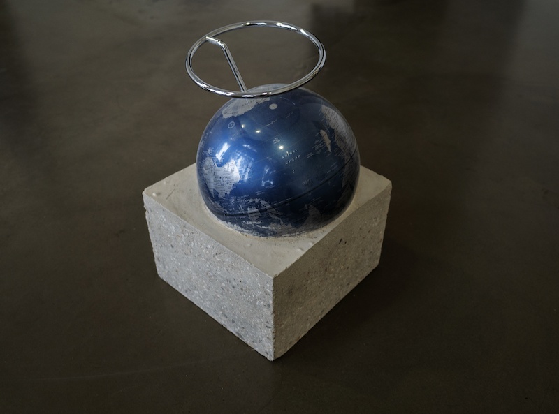 Jean-Baptiste Grangier, Un monde concret (détail), 2018, 7 éléments, béton, globes terrestres de 1969 à 2018, dimensions variables – production la BF15
