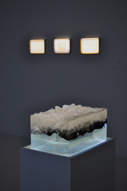 Mathilde Caylou, Tourbière 2020  pâte de verre polie, verre dichroïque, 29 x 14,5 x 18 cm