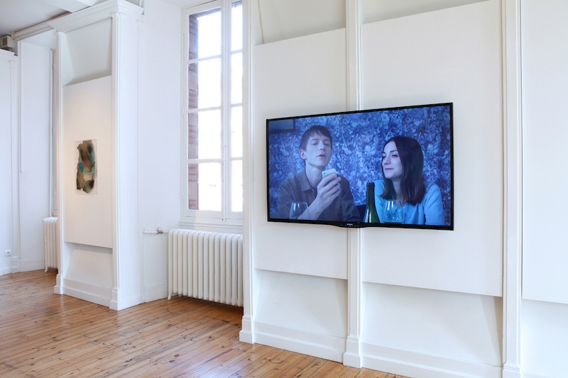 Vue de l’exposition Persona Everyware, (de gauche à droite) Anouk Kruithof, Emilie Brout & Maxime Marion, centre d’art Le Lait, 2020, photo Phœbé Meyer