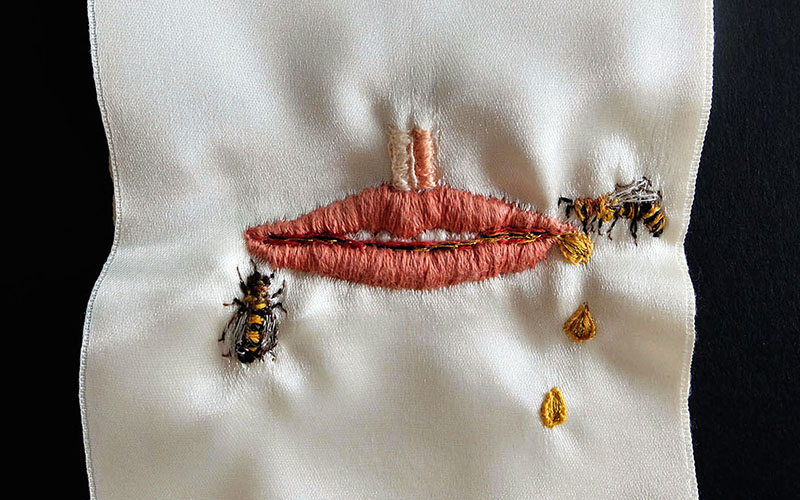 © Elise Bergamini. Du miel de tes lèvres série Eros & Thanatos, 10 x 14 cm, broderie sur satin, 2018 (détail)