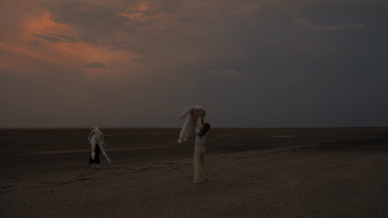 Captures des premières images de Doing for the rising sun, le documentaire fiction d'Alice Delanghe qui retrace l'histoire de Before sunrise.  Figurantes : Constance Hinfray et Claire Doucet.