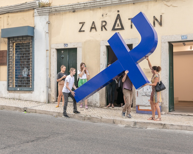 Carrying The Cross, Performance, juillet 2019. Courtesy Filipe Vilas-Boas. Photo Wendy Crocket