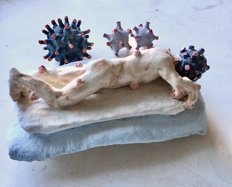 Laurie Karp, Devenir le virus avec Molécules/specimens Covid 19, faïence, émaille, engobe, cire. 12,5 x 22 x 38 cm  (hors molécules Covid), © photo : L. Karp