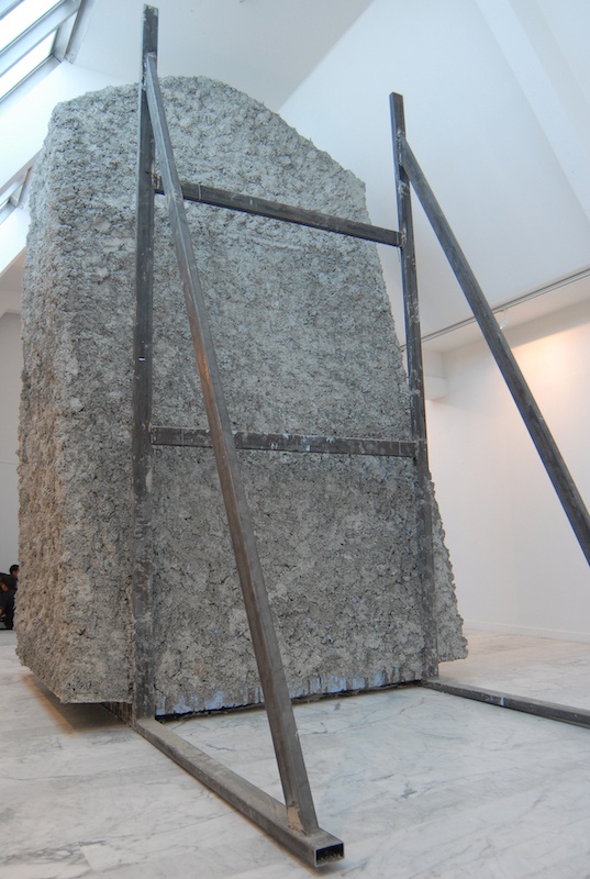 Boris Chouvellon, Détournements de fonds - 2011 - béton armé, structure métallique, crépi coloré, peinture - 500 x 350 x 400 cm (Musée d’Art Contemporain de Marseille, 2011)