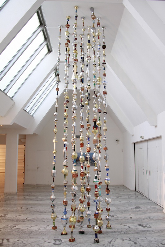 Boris Chouvellon, The small illusions - 2008-2011 - ensemble de colonnes composées de trophées - 530 x 300 x 300cm (Musée d’Art Contemporain de Marseille, 2011)