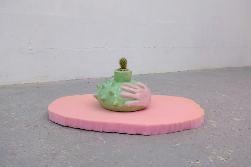 Antoine Medes, Vase pour cactus (2019) sur un socle de Lucie Férézou - Vue exposition Fleur bleue - Atelier W Pantin - Photo Arthur Molines