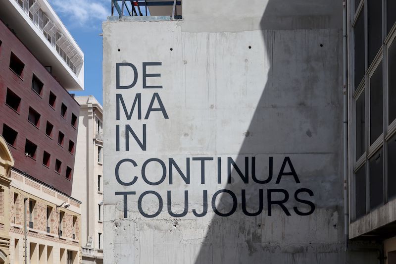 DEMAIN CONTINUA TOUJOURS, Laurent Lacotte, 2021, inscription peinture acrylique sur béton.