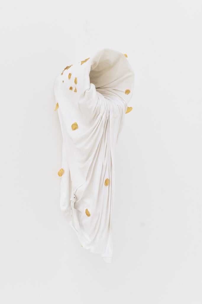 Gabriel Day, Sans-titre (chieur de ducats), 2020, vase, t-shirt, Kellogg_s, 45x 22 x 20 cm. © Romain Landi