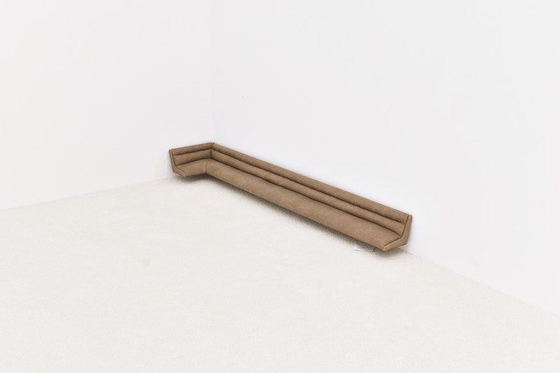 Marie Grihon, dull decision, 2021, medium, mousse polyuréthane, skaï, objets trouvés, 100 x 12 x 15 cm. © Romain Landi