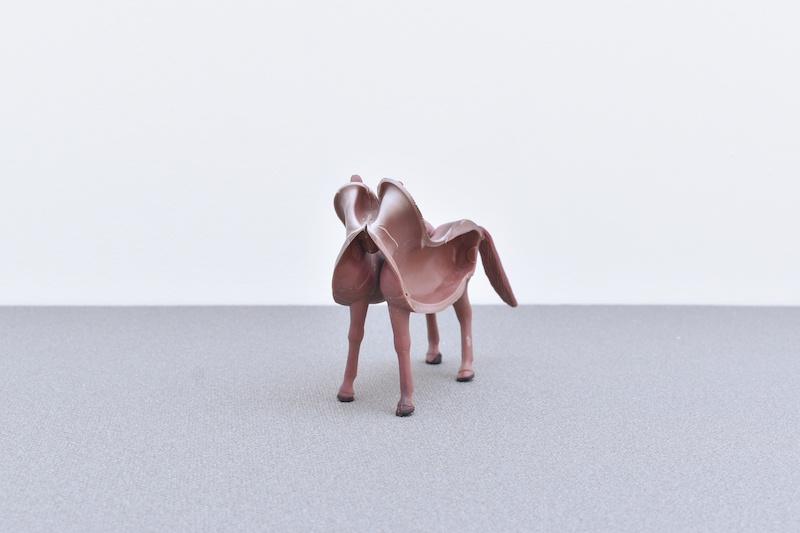 Max Coulon, Twisted Horse, 2020, jouet en plastique, 10 x 4 x 16 cm. © Romain Landi