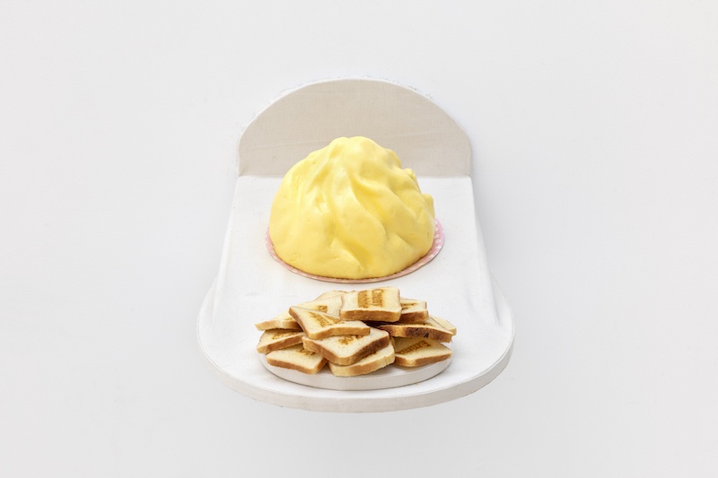 Victoire Gonzalvez, Beurrier, 2020, bois, tissu, beurre, assiette carton, tartines, 12 x 37 x 56 cm. © Nicolas Brasseur
