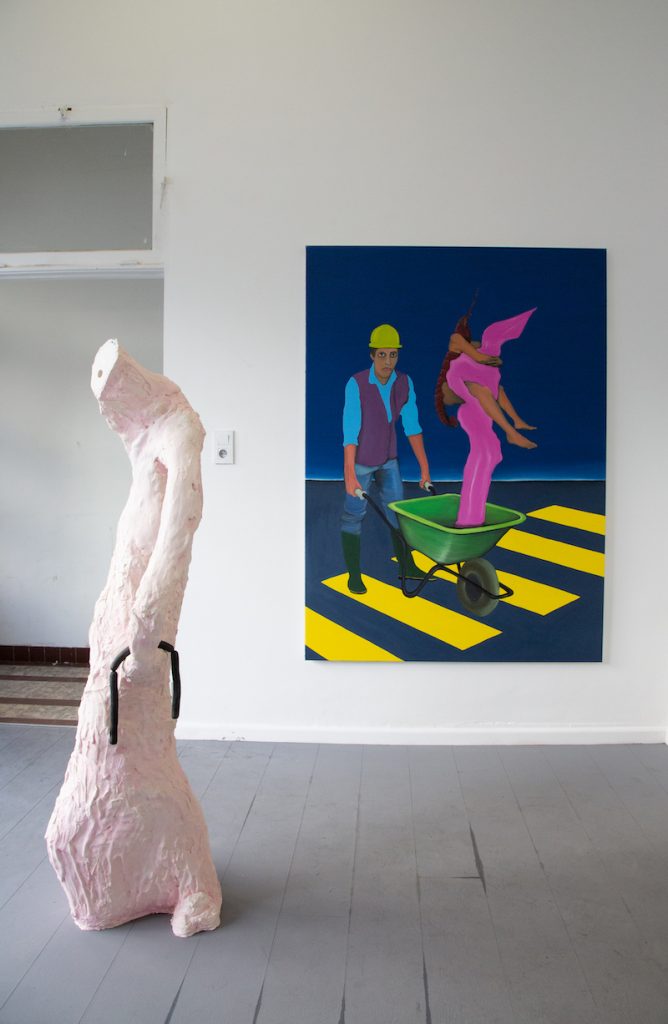 De gauche à droite : 1 - Arthur Delhaye, Tuyau, plâtre, silicone, pigments, tuyau, 50x50x150 cm, 2021 2 - Diego Wery, Le porteur de brouette, huile sur toile, 130x180 cm, 2021