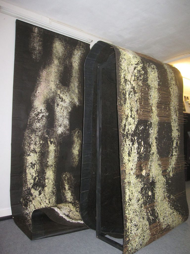 Sanglan Kim, Galaxie 2016. Toile, point en papier, coton, bambou - collage - 250 x 130 x 150cm