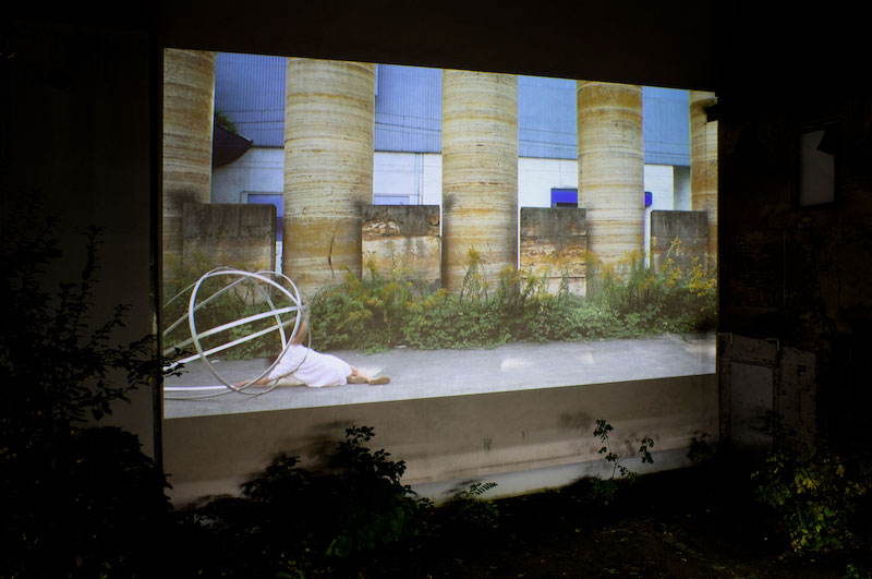 «  Bouy »  Projection en extérieur du film réalisé par Eva Gentner et Miriam Rose Gronwald
