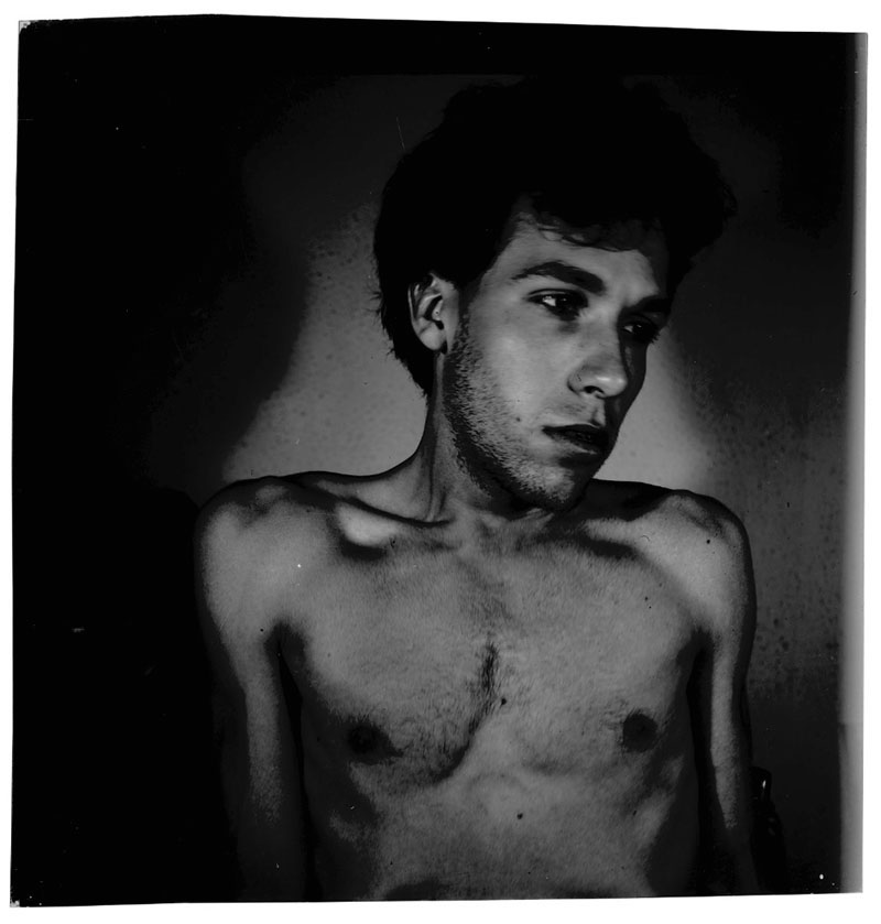 Gilles Berquet, autoportrait fait à l'agrandisseur sur film graphique orthochromatique au format 6x6cm (1980)