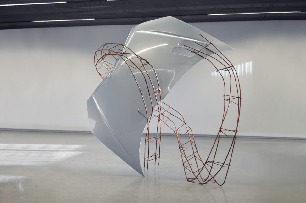 Manon Nicolay, Impending, 2019. Capot de voiture, chaînage  en acier, 155 x 150 x 110 cm