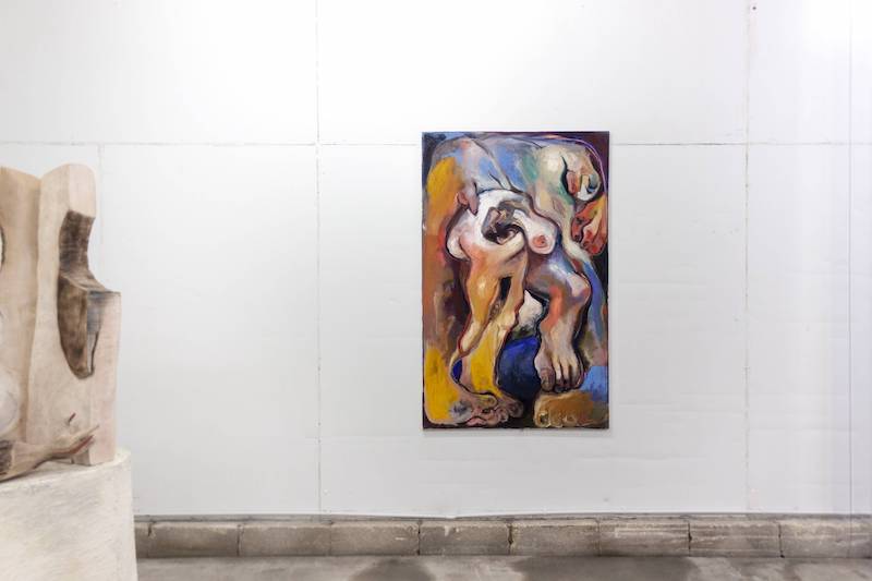 Alice Suret-Canale, "Pieds-enflés", huile sur toile, 72,5x116 cm Vue de l'exposition -196°,  Le PRéàVIE, du 4 au 20 février 2022,  commissariat Marion Zilio avec à gauche une pièce de Kong Shengqi.