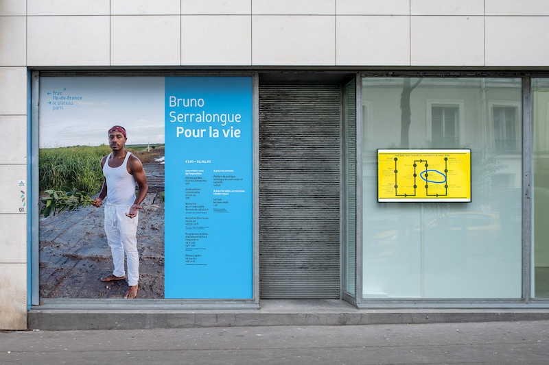 Vue de l'exposition de Bruno Serralongue, Pour la vie Frac Île-de-France, Le Plateau, 2022 © Photo Martin Argyroglo