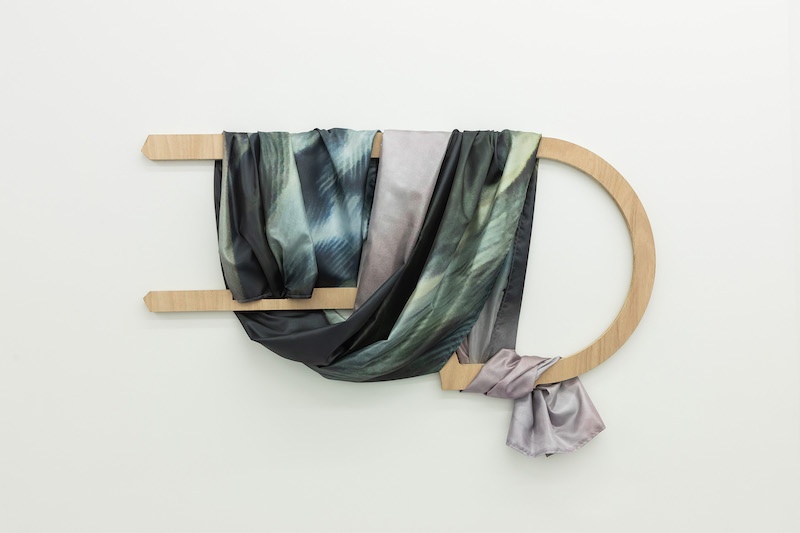 Marie Lelouche, Out of Spaces, 2022. Soie artificielle et bois okoume, 63 x 124 cm