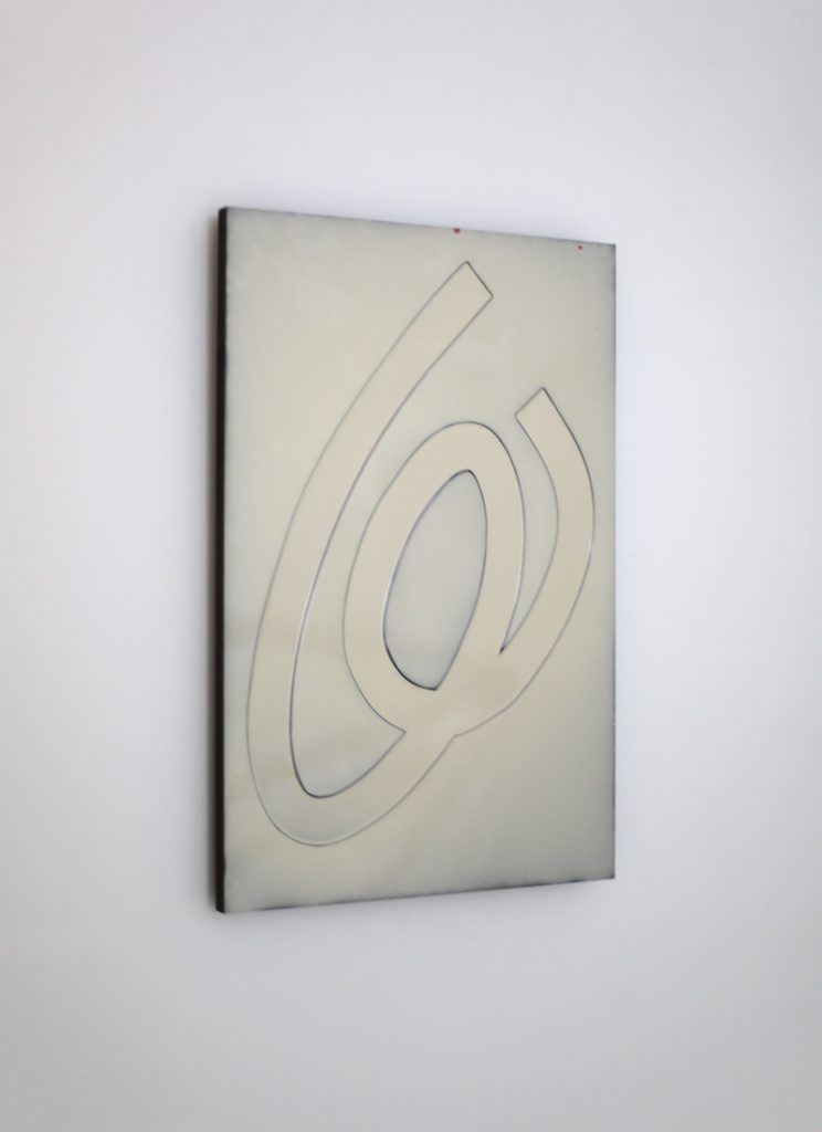 Loop White (2022) par Hannah Bohnen. Vernis sur MDF, 40 cm x 60 cm. Photo par Alizée Gazeau. @hannah.bohnen @sainteannegallery @alizeegazeau