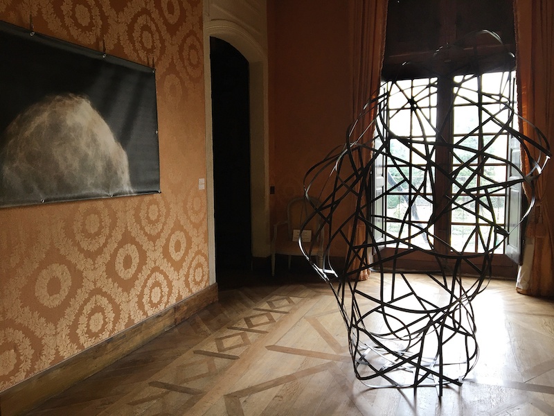 Karine Debouzie « Cage 3 », (2015), 110 x 160 x 210 cm, PVC noir expansé 3 mm, boulons