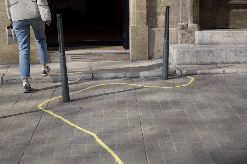 Karine Debouzie « Chemins de désir » (2022), geste artistique, tracé d'une ligne discontinue de 4 km et de motifs de plans pour « Une 5ème saison », biennale d'Art et de Culture d'Aix-en-Provence Photo Ludivine Porot