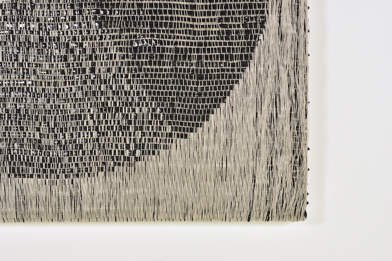 Analia Saban Pie Chart (40%, 60%) (Black on White), 2022 Woven acrylic paint and linen thread on panel 86.4 x 86.4 x 5.1 cm (détail)