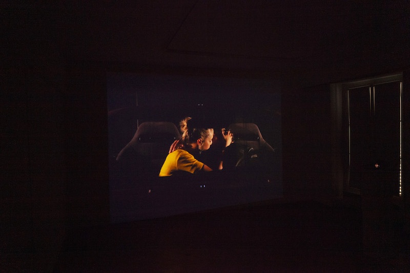 Julie Coulon, Kissing in a Cabriolet, 2020, Installation Vidéo, 10min, deux écrans. Avec Martin Depalle et Pauline de Fontgalland.
