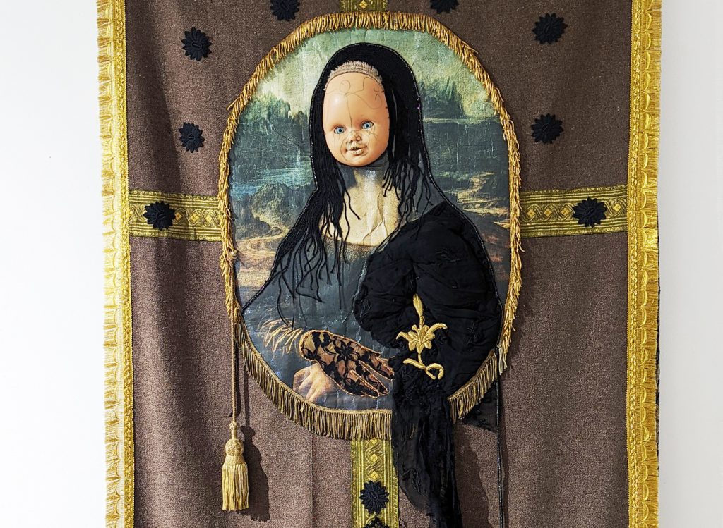 Détail de Sainte Jojo, Vue exposition Sacrées Poupées d'Odette Picaud (Fanny Crenn)