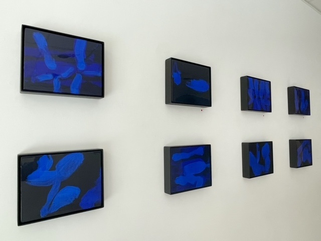 Kitikong Tilokwattanotai - série Blue Dancing - 2022 - acrylic and lacquer on canvas - courtesy galerie arnaud Lebecq