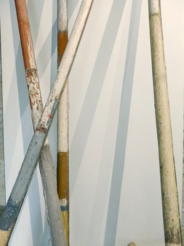 Barbara Kairos, béton, plâtre, charbon, élastomère, terre, poussières d'atelier, tiges filetées, tubes de PVC, 4,5x 200cm, 2020
